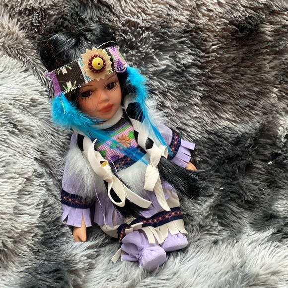 Collectible Kinnex Porcelain Doll - Picture 6 of 16